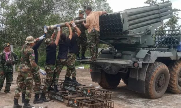 La guerra di confine tra Thailandia e Cambogia riesplode: crolla la tregua, civili in fuga