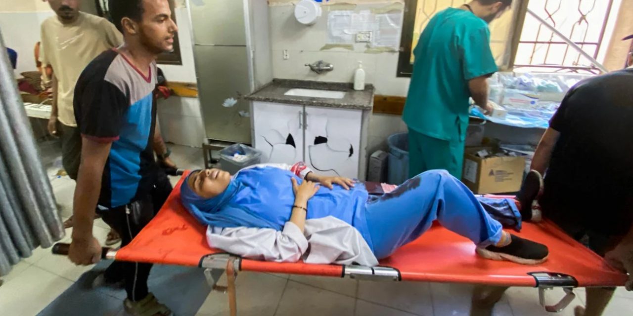 Israele bombarda l’ospedale Nasser a Gaza e fa strage di giornalisti e soccorritori