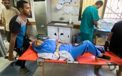 Israele bombarda l’ospedale Nasser a Gaza e fa strage di giornalisti e soccorritori