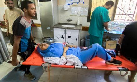 Israele bombarda l’ospedale Nasser a Gaza e fa strage di giornalisti e soccorritori