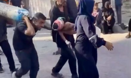VIDEO. Gaza in fiamme: bombardamenti e pulizia etnica mentre Israele pianifica profitti sulle macerie
