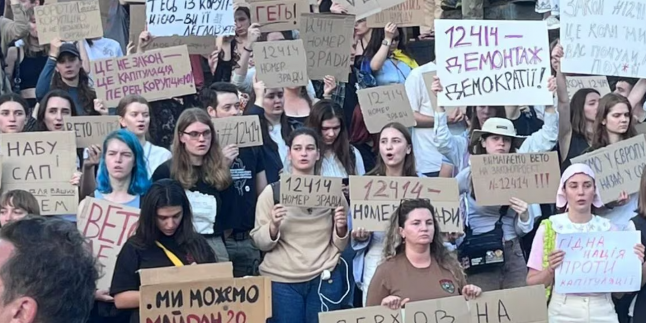 UCRAINA. Giovani in fuga e accuse a Zelensky