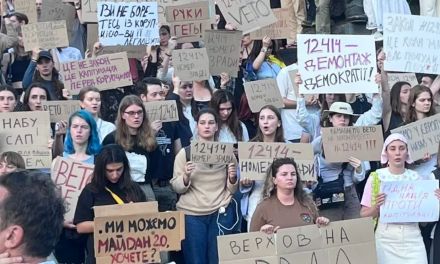 UCRAINA. Giovani in fuga e accuse a Zelensky