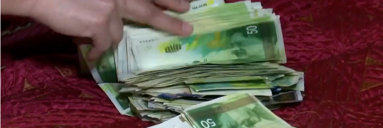 Carta e banconote da riparare, la micro-economia di Gaza