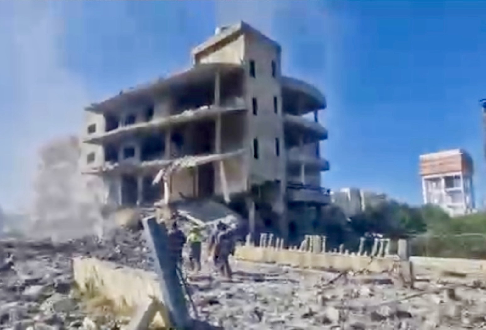 Hezbollah reagisce all’assassinio di Khamenei, Israele bombarda Beirut