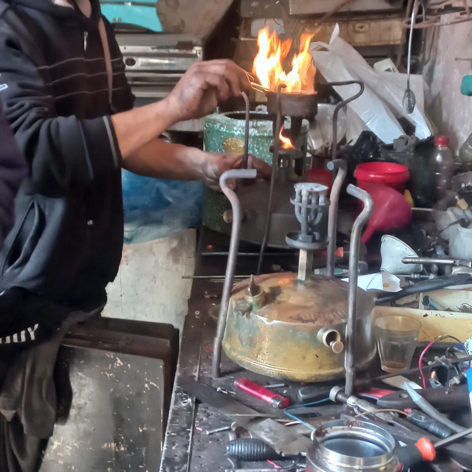 GAZA. Una fiamma in mezzo alle rovine: la vita che resiste sotto le bombe