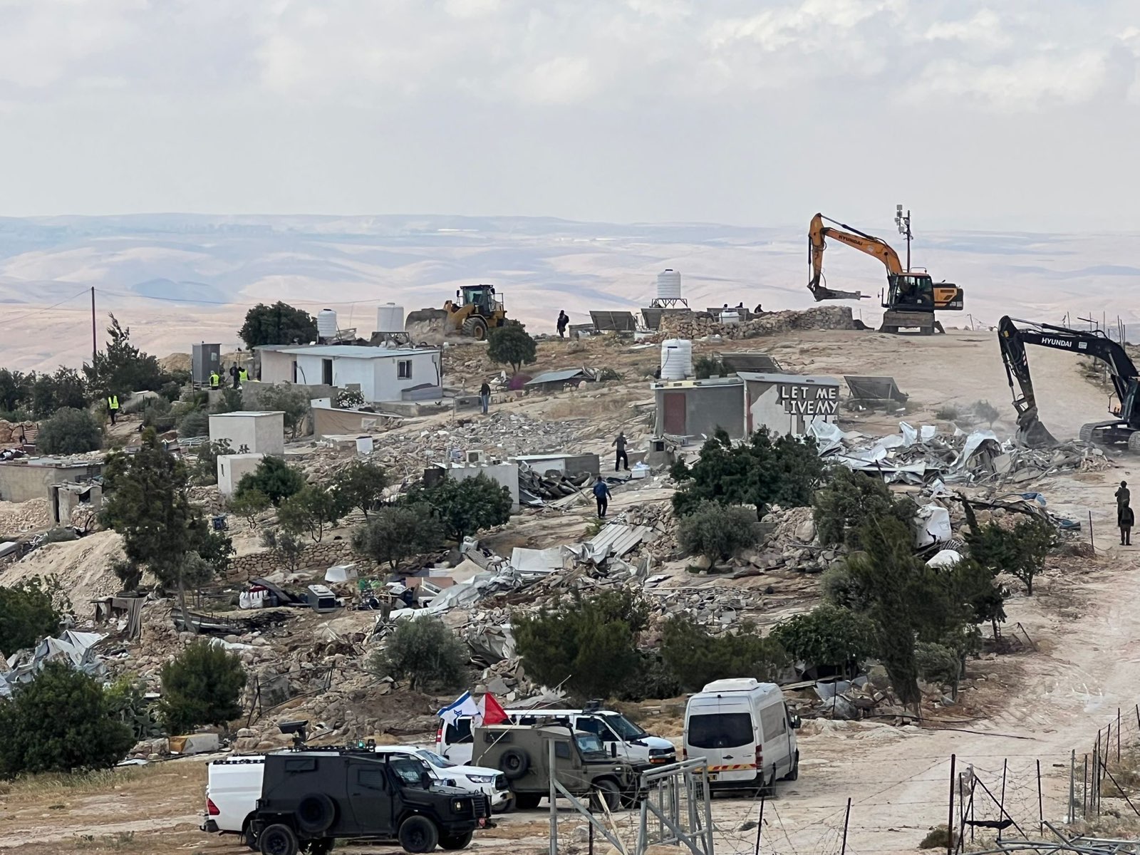 MASAFER YATTA. Le ruspe israeliane cancellano Khalet El Dabaa, 100 palestinesi in strada