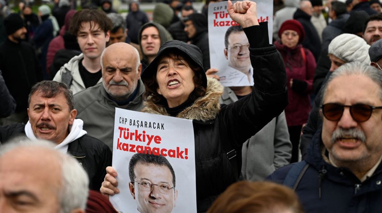Erdogan decapita l’opposizione, rivolta contro il “golpe civile”