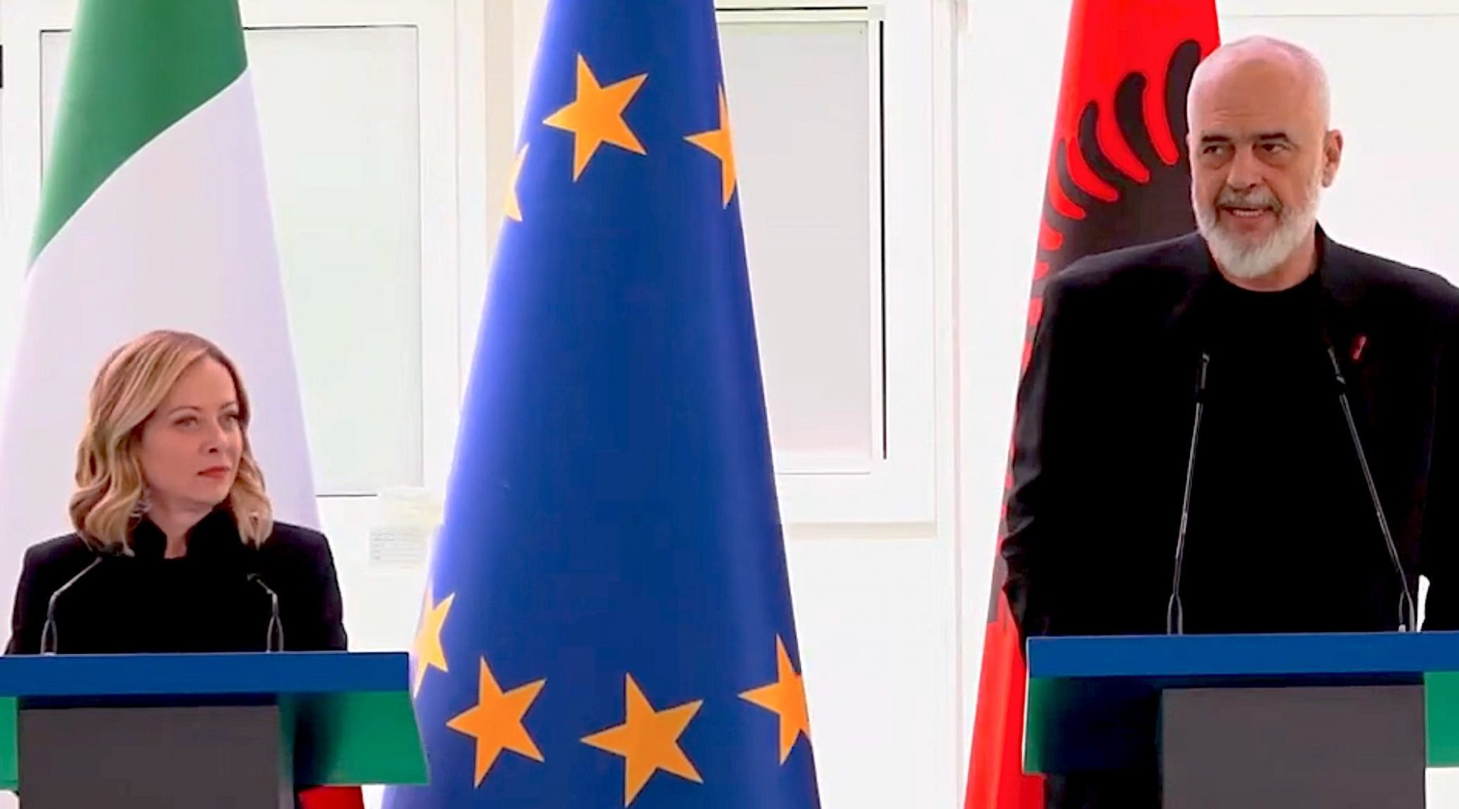 Tutto “dentro gli schemi” nell’accordo per i migranti tra Italia e Albania