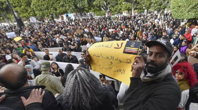 Tunisia: il presidente Saied benedice la caccia al nero