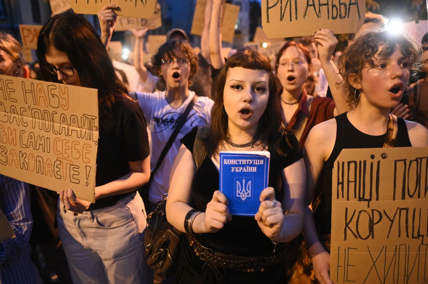 Zelensky accentra i poteri e imbavaglia le agenzie anticorruzione