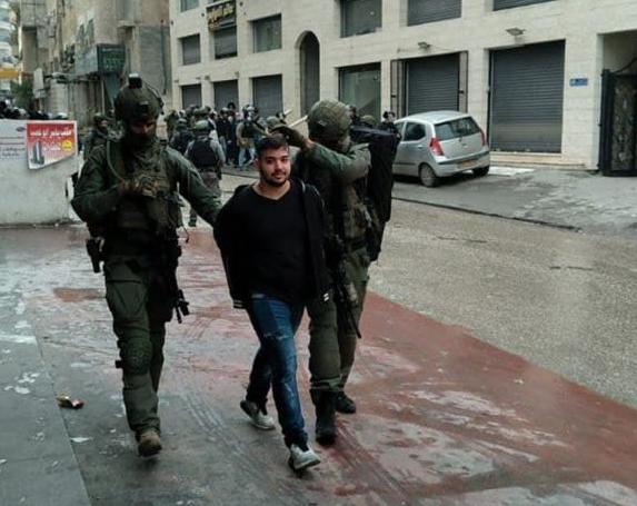 GERUSALEMME. Notte di scontri tra palestinesi e polizia nel campo profughi di Shuafat