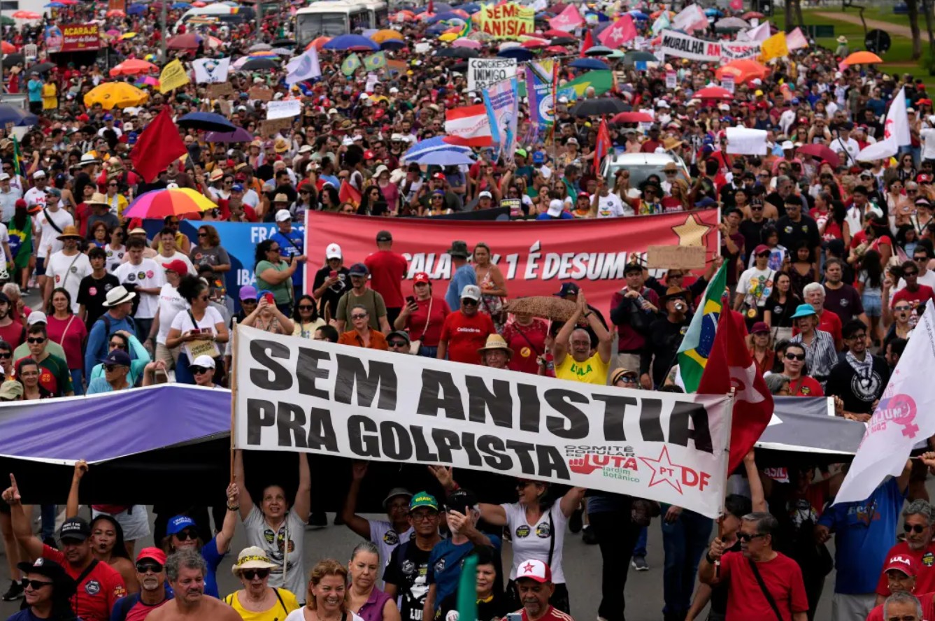 Brasile. Proteste contro il tentativo delle destre di ridurre la condanna di Bolsonaro