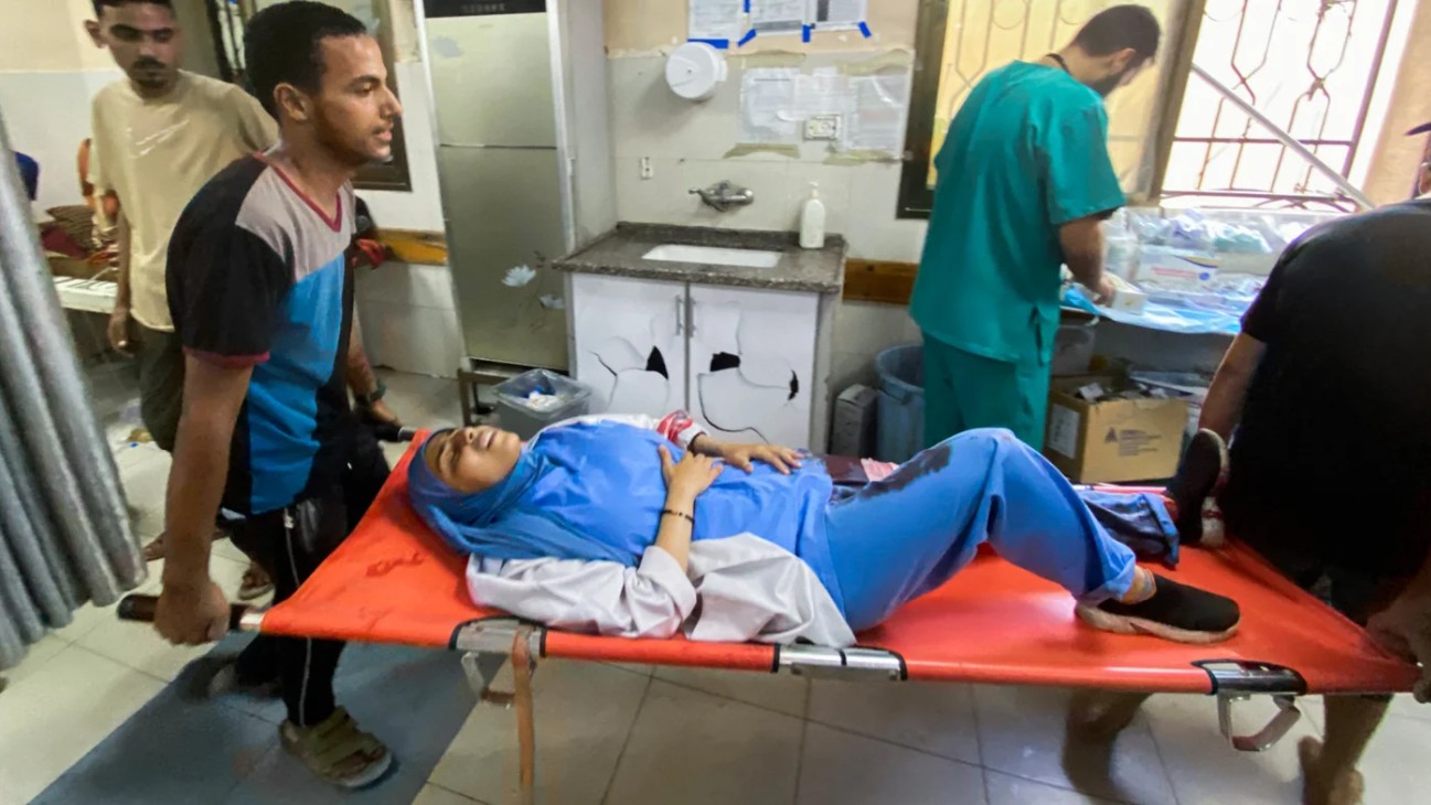 Israele bombarda l’ospedale Nasser a Gaza e fa strage di giornalisti e soccorritori