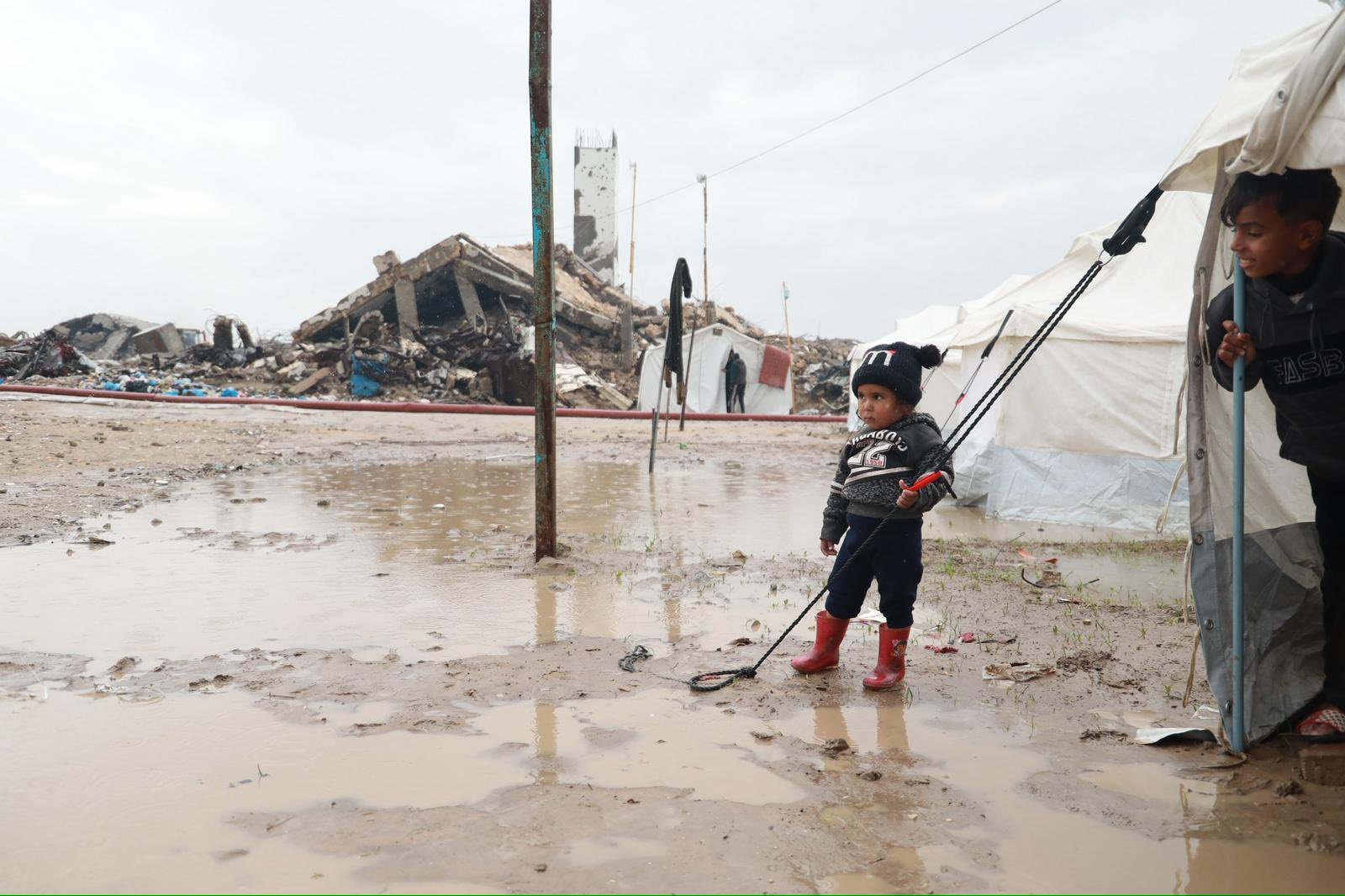 GAZA. La tempesta fa 14 morti ma Israele limita ancora gli aiuti