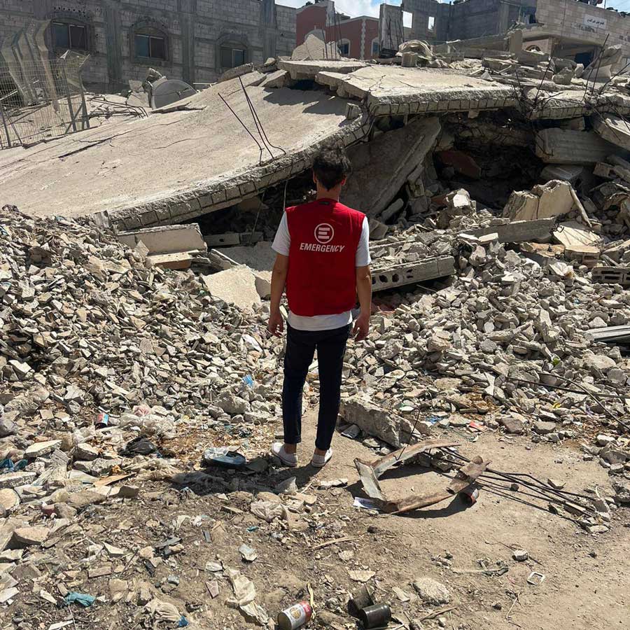 I gazawi in lutto estraggono i corpi dalle rovine delle città per dare loro una sepoltura