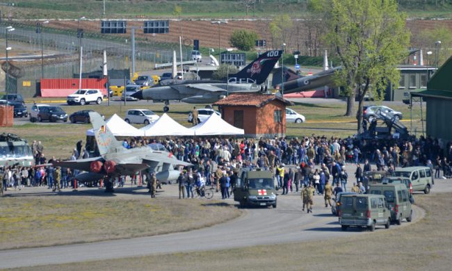 Ghedi, terra di un arsenale nucleare che si addestra a spiccare il volo 
