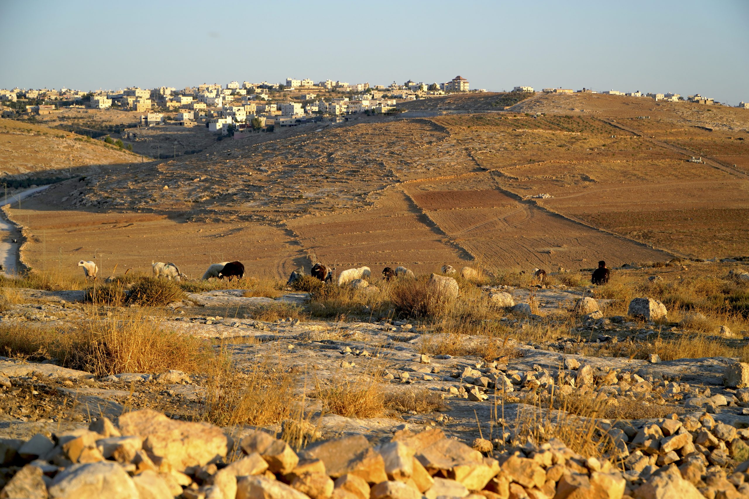 I leader israeliani condannano i coloni. È solo una cortina fumogena