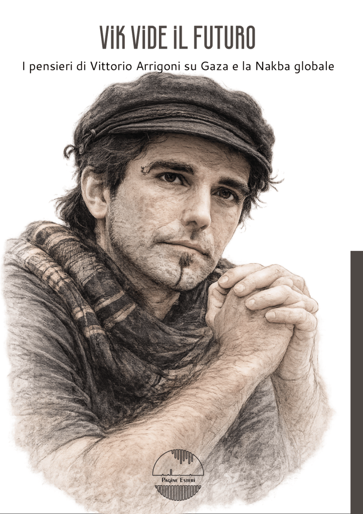 Un ritratto di Vittorio Arrigoni con le mani giunte in segno di riflessione, accompagnato dal titolo 'Vik VIde il Futuro'.