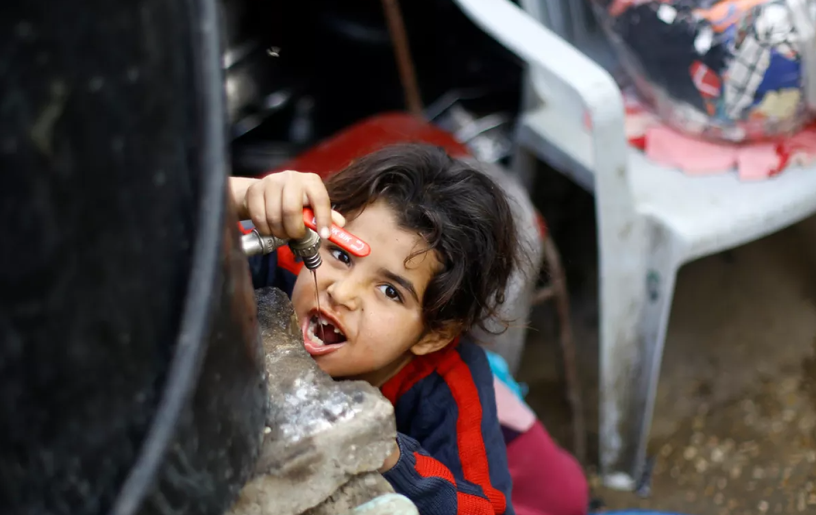 L’offensiva di Israele non risparmia l’acqua: Gaza ha sete e muore lentamente