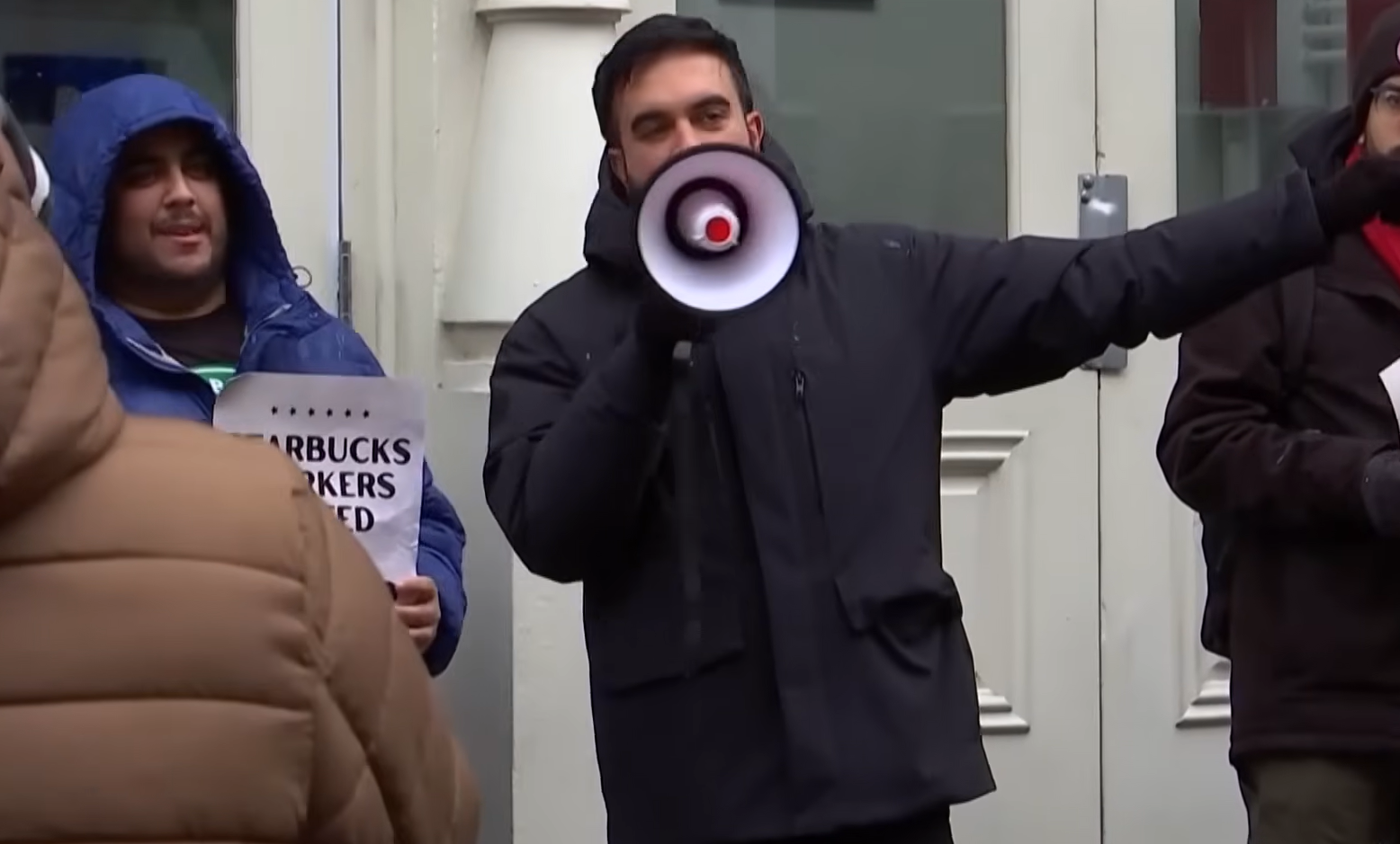 New York. Cuomo cede a Mamdani, l’outsider antisionista in corsa per la carica di sindaco