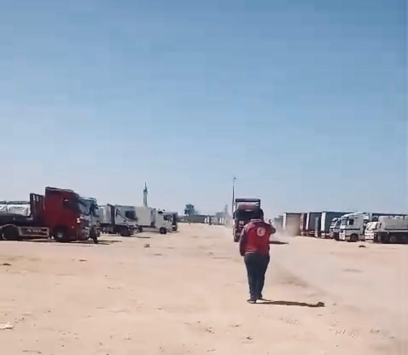 VIDEO. A Gaza si muore di fame e 1500 camion di aiuti sono fermi a Rafah