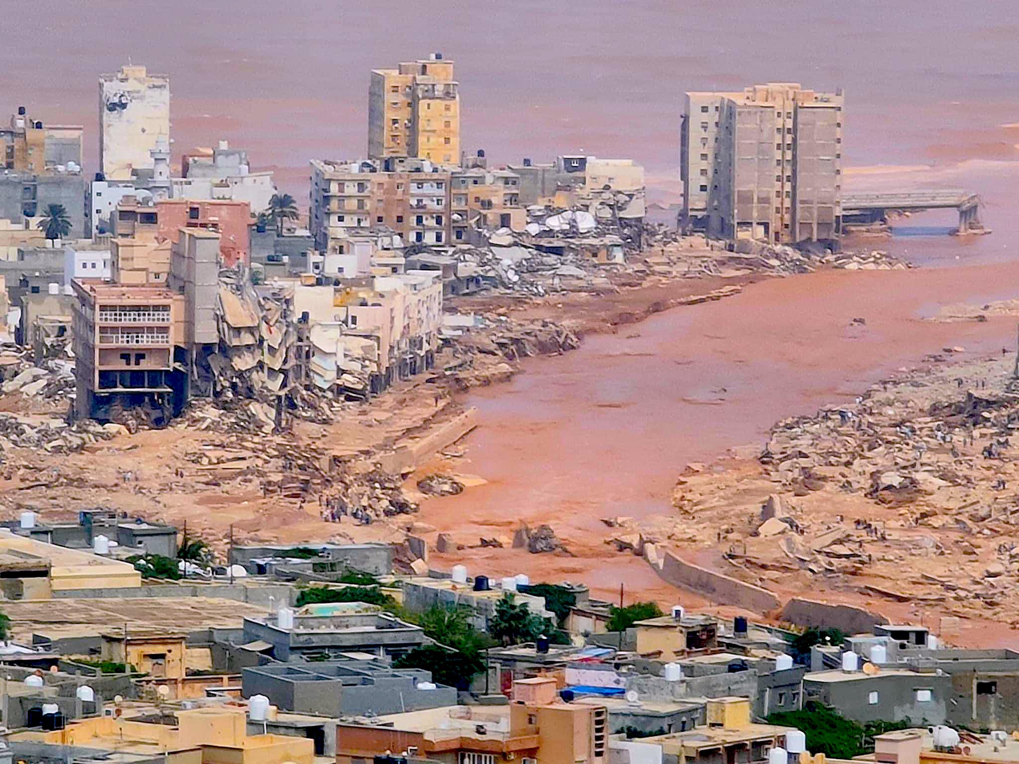 LIBIA. Il mare restituisce i corpi, almeno 5.300 i morti contati fino ad ora