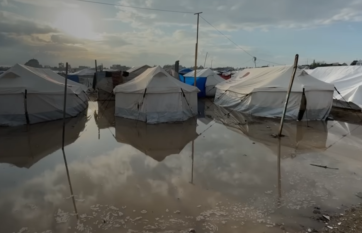 VIDEO. Gaza sommersa dall’acqua. Non cessano i raid di Israele