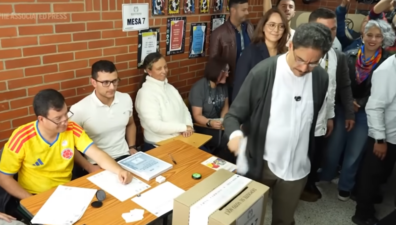 Colombia al bivio: la destra di De La Espriella avanti di misura, Cepeda contesta il risultato e rinvia il verdetto al ballottaggio