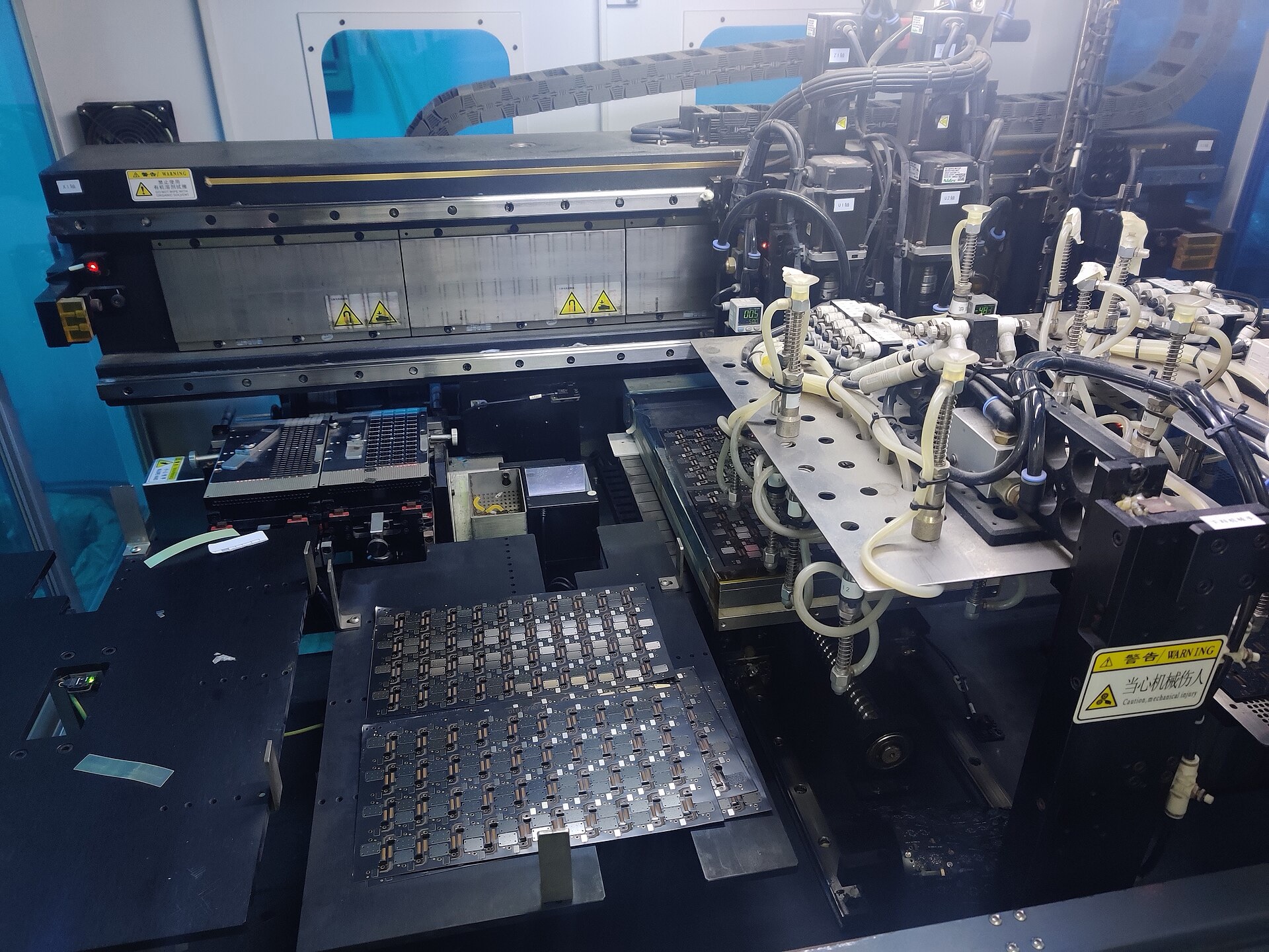 La fabbrica corre, i cinesi non spendono: il paradosso dell’economia di Pechino
